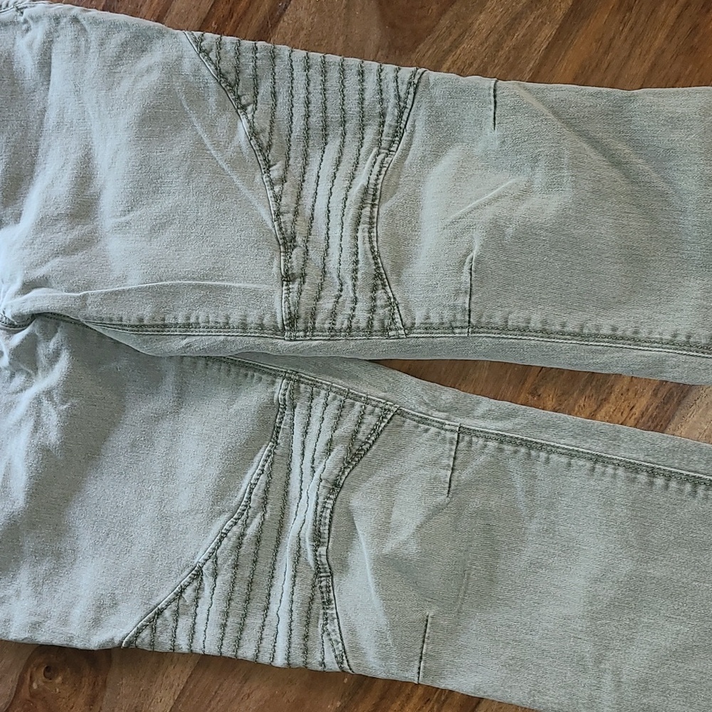 Express Capris - Picture 2 of 5